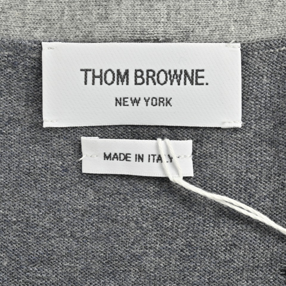 本地自取💰330 THOM BROWNE TB 汤姆布朗 23FW 小蜜蜂开衫毛衣 本产品圆领款式照原版一比一单面嵌花,花型对比原版完全参照一针组图,针针到位一点一点人工数出来的,而不是靠扫描,拍照看图片去做的,让你进出专柜毫无压力,整件使用全澳毛条36支精纺羊毛材质,特点体轻,柔软,亲肤,保暖性强。加上定制贝壳扣,定制织带,即可外穿,也可打底,堪称完美。 尺码:1 2 3 4