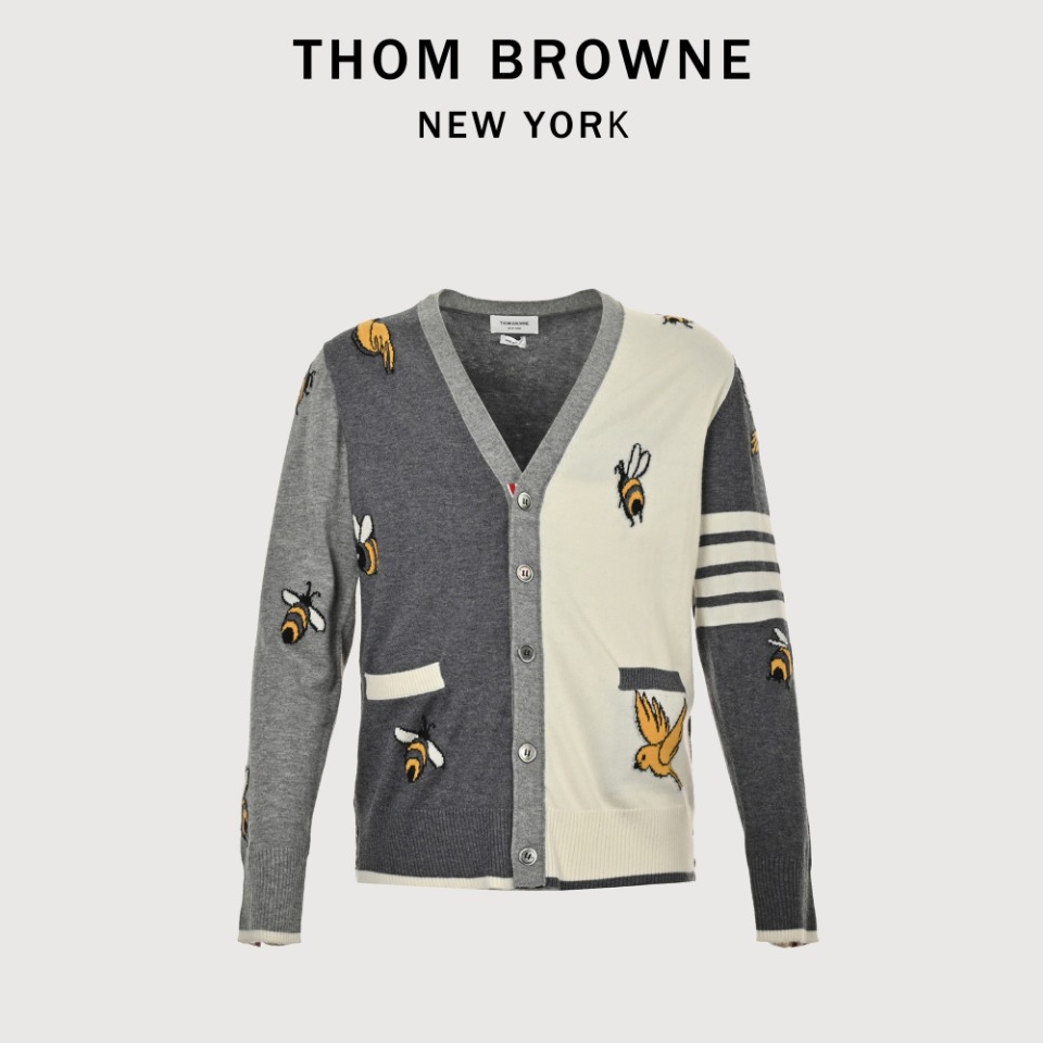 本地自取💰330 THOM BROWNE TB 汤姆布朗 23FW 小蜜蜂开衫毛衣 本产品圆领款式照原版一比一单面嵌花,花型对比原版完全参照一针组图,针针到位一点一点人工数出来的,而不是靠扫描,拍照看图片去做的,让你进出专柜毫无压力,整件使用全澳毛条36支精纺羊毛材质,特点体轻,柔软,亲肤,保暖性强。加上定制贝壳扣,定制织带,即可外穿,也可打底,堪称完美。 尺码:1 2 3 4