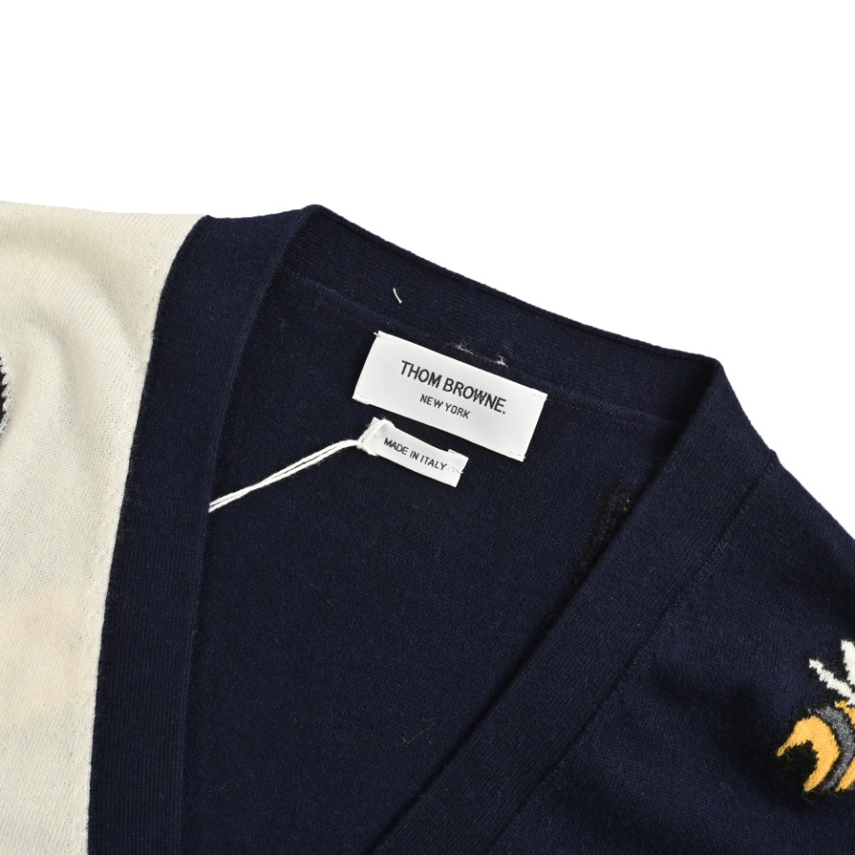 本地自取💰330 THOM BROWNE TB 汤姆布朗 23FW 小蜜蜂开衫毛衣 本产品圆领款式照原版一比一单面嵌花,花型对比原版完全参照一针组图,针针到位一点一点人工数出来的,而不是靠扫描,拍照看图片去做的,让你进出专柜毫无压力,整件使用全澳毛条36支精纺羊毛材质,特点体轻,柔软,亲肤,保暖性强。加上定制贝壳扣,定制织带,即可外穿,也可打底,堪称完美。 尺码:1 2 3 4