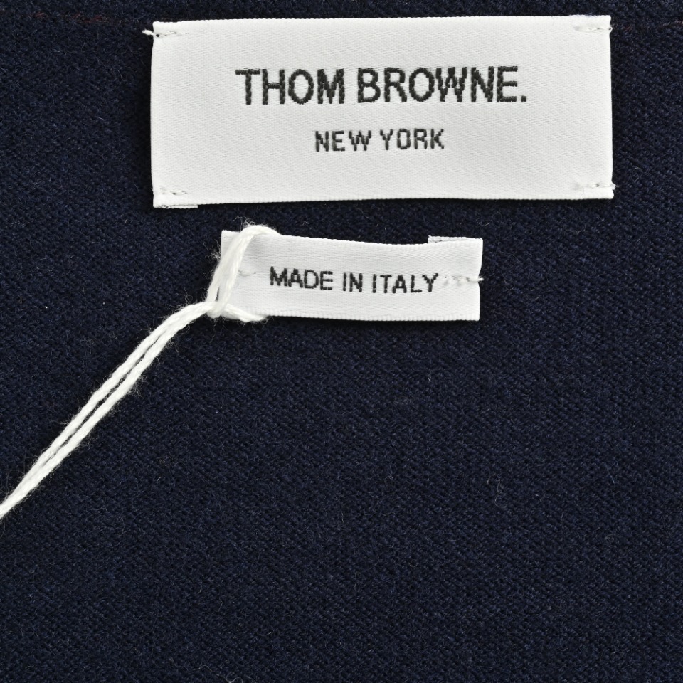 本地自取💰330 THOM BROWNE TB 汤姆布朗 23FW 小蜜蜂开衫毛衣 本产品圆领款式照原版一比一单面嵌花,花型对比原版完全参照一针组图,针针到位一点一点人工数出来的,而不是靠扫描,拍照看图片去做的,让你进出专柜毫无压力,整件使用全澳毛条36支精纺羊毛材质,特点体轻,柔软,亲肤,保暖性强。加上定制贝壳扣,定制织带,即可外穿,也可打底,堪称完美。 尺码:1 2 3 4