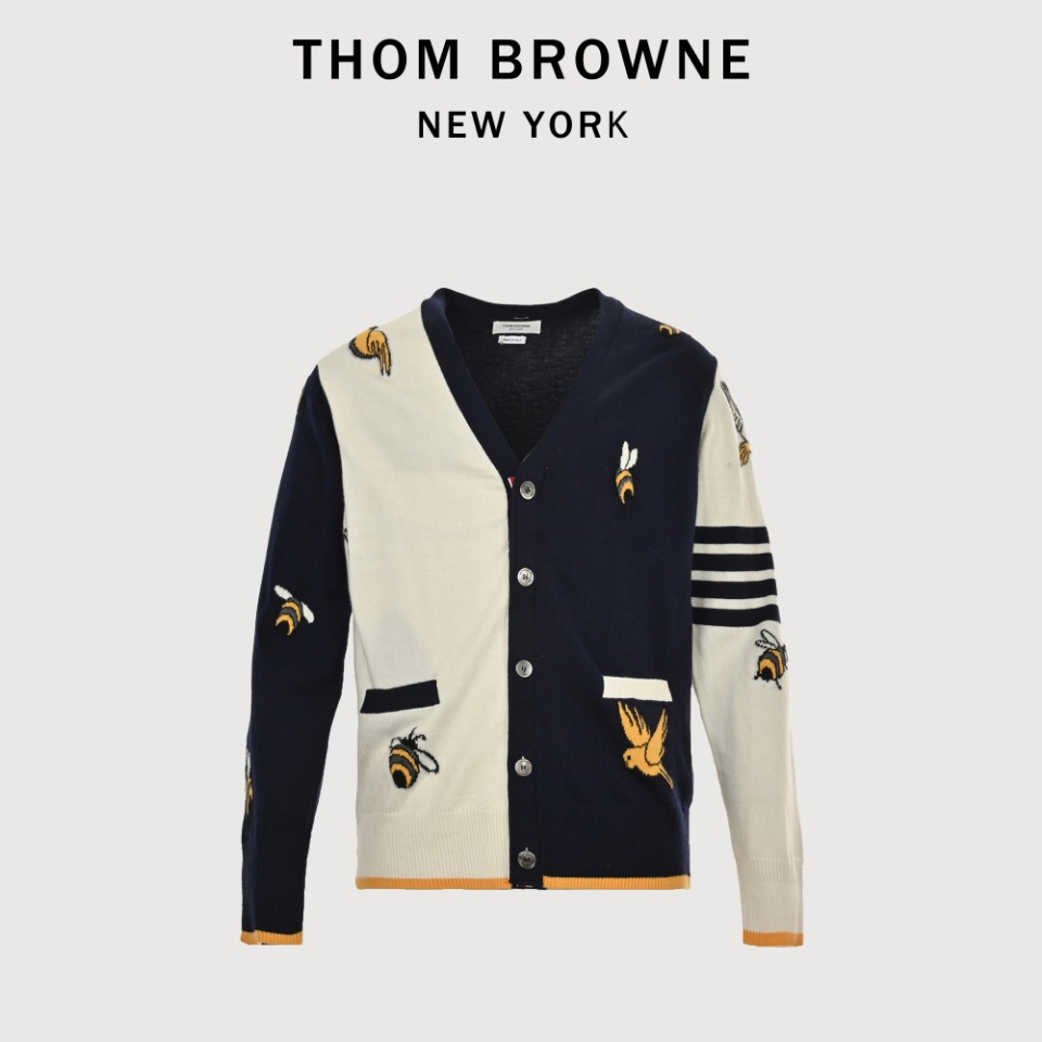 本地自取💰330 THOM BROWNE TB 汤姆布朗 23FW 小蜜蜂开衫毛衣 本产品圆领款式照原版一比一单面嵌花,花型对比原版完全参照一针组图,针针到位一点一点人工数出来的,而不是靠扫描,拍照看图片去做的,让你进出专柜毫无压力,整件使用全澳毛条36支精纺羊毛材质,特点体轻,柔软,亲肤,保暖性强。加上定制贝壳扣,定制织带,即可外穿,也可打底,堪称完美。 尺码:1 2 3 4
