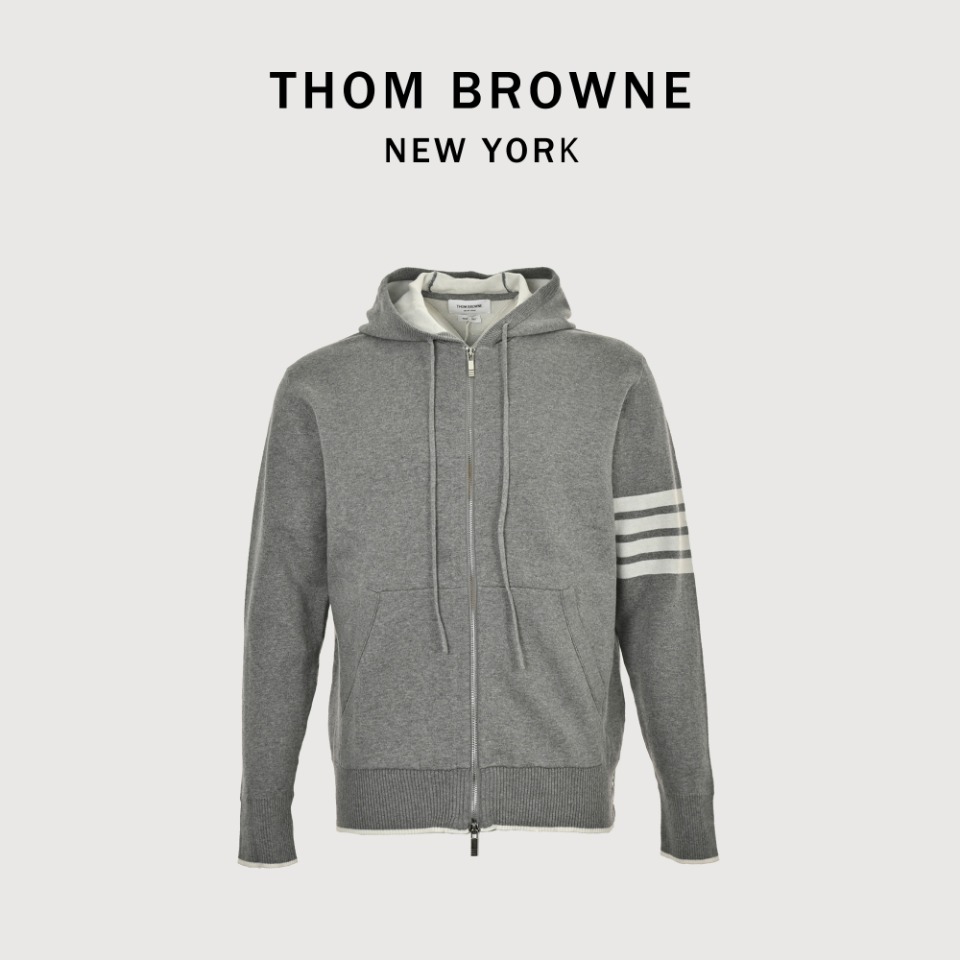 本地自取💰350 THOM BROWNE TB 汤姆布朗 24FW 潜艇针织连帽外套 本款式使用德国进口斯托尔16针型机器采用新疆长绒棉100支数三股纱并成一股进纱的空气层提花织法,使这件衣服板正中带有温柔,垂度好但又有飘逸的感觉。我们的金属拉链,贝壳扣都是专业定制,再经过专业缝盘,纳米缩绒,踩织带,锁眼钉扣,后整等一系列繁琐的工序生产而成。 尺码:1 2 3 4