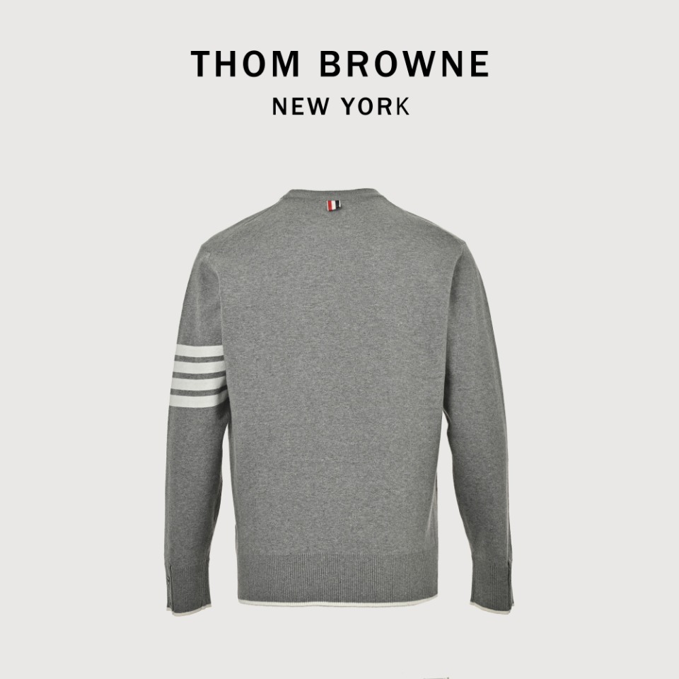 本地自取💰290 THOM BROWNE TB 汤姆布朗 24FW 潜艇提花圆领毛衣 本款式使用德国进口斯托尔16针型机器采用新疆长绒棉100支数三股纱并成一股进纱的空气层提花织法,使这件衣服板正中带有温柔,垂度好但又有飘逸的感觉。我们的金属拉链,贝壳扣都是专业定制,再经过专业缝盘,纳米缩绒,踩织带,锁眼钉扣,后整等一系列繁琐的工序生产而成。 尺码:1 2 3 4