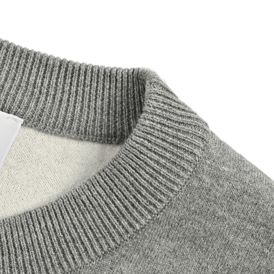 本地自取💰290 THOM BROWNE TB 汤姆布朗 24FW 潜艇提花圆领毛衣 本款式使用德国进口斯托尔16针型机器采用新疆长绒棉100支数三股纱并成一股进纱的空气层提花织法,使这件衣服板正中带有温柔,垂度好但又有飘逸的感觉。我们的金属拉链,贝壳扣都是专业定制,再经过专业缝盘,纳米缩绒,踩织带,锁眼钉扣,后整等一系列繁琐的工序生产而成。 尺码:1 2 3 4