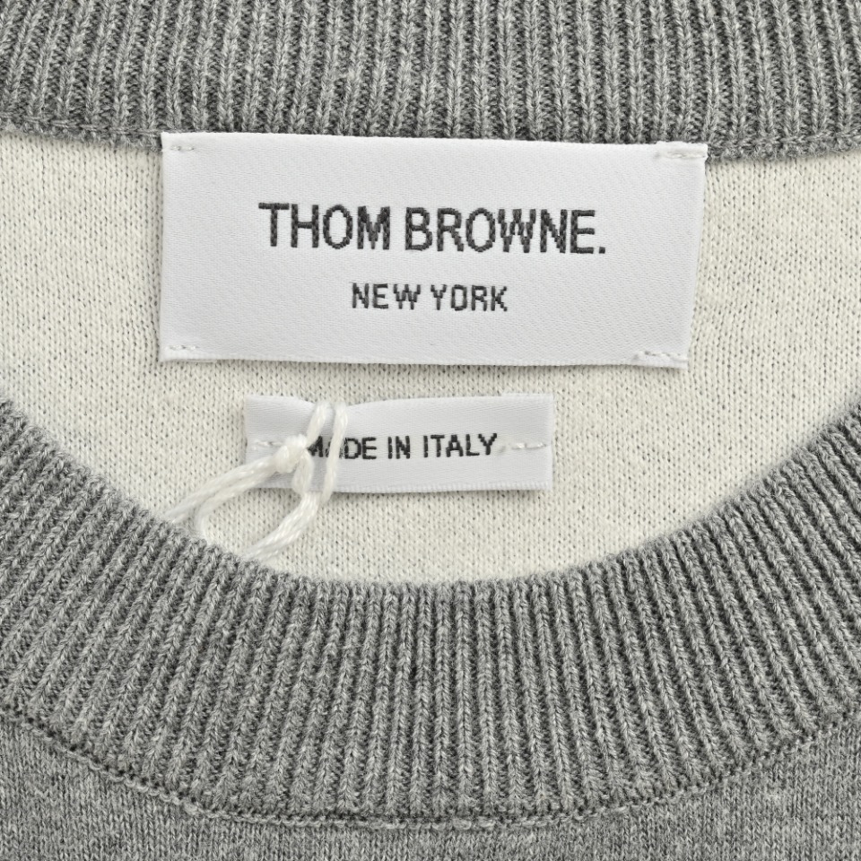本地自取💰290 THOM BROWNE TB 汤姆布朗 24FW 潜艇提花圆领毛衣 本款式使用德国进口斯托尔16针型机器采用新疆长绒棉100支数三股纱并成一股进纱的空气层提花织法,使这件衣服板正中带有温柔,垂度好但又有飘逸的感觉。我们的金属拉链,贝壳扣都是专业定制,再经过专业缝盘,纳米缩绒,踩织带,锁眼钉扣,后整等一系列繁琐的工序生产而成。 尺码:1 2 3 4
