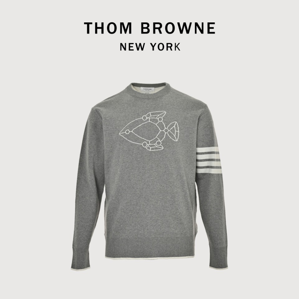 本地自取💰290 THOM BROWNE TB 汤姆布朗 24FW 潜艇提花圆领毛衣 本款式使用德国进口斯托尔16针型机器采用新疆长绒棉100支数三股纱并成一股进纱的空气层提花织法,使这件衣服板正中带有温柔,垂度好但又有飘逸的感觉。我们的金属拉链,贝壳扣都是专业定制,再经过专业缝盘,纳米缩绒,踩织带,锁眼钉扣,后整等一系列繁琐的工序生产而成。 尺码:1 2 3 4