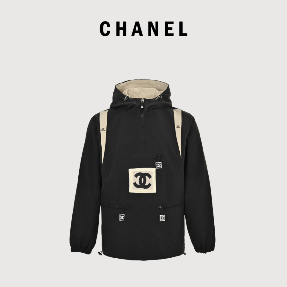 本地自取💰340 CHANEL /香奈儿 刺绣标语复古拉链风衣外套 春夏推荐款,清爽干净的复古风拉链外套,这款小清新连帽外套给人很干净的高级感 胸前压胶LOGO图案设计 彰显大气奢华的气派,除日常休闲外更能兼顾户外运动穿着,在旅行时穿搭也是相当不错的选择,轻松随意又显男神气质。 Size: XS-L