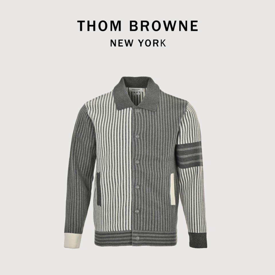 本地自取💰330 THOM BROWNE TB 汤姆布朗 24FW 条纹翻领夹克外套 本产品跟据原版采用100%新疆长绒棉,使用德国进口7.2超紧密度空气层提花针法编制而成,条纹花型相比原版不相差一点,纽扣采用定制锌合金四合暗扣,后整还采用了目前最环保,最抗菌的纳米洗水工艺。 尺码:1 2 3 4