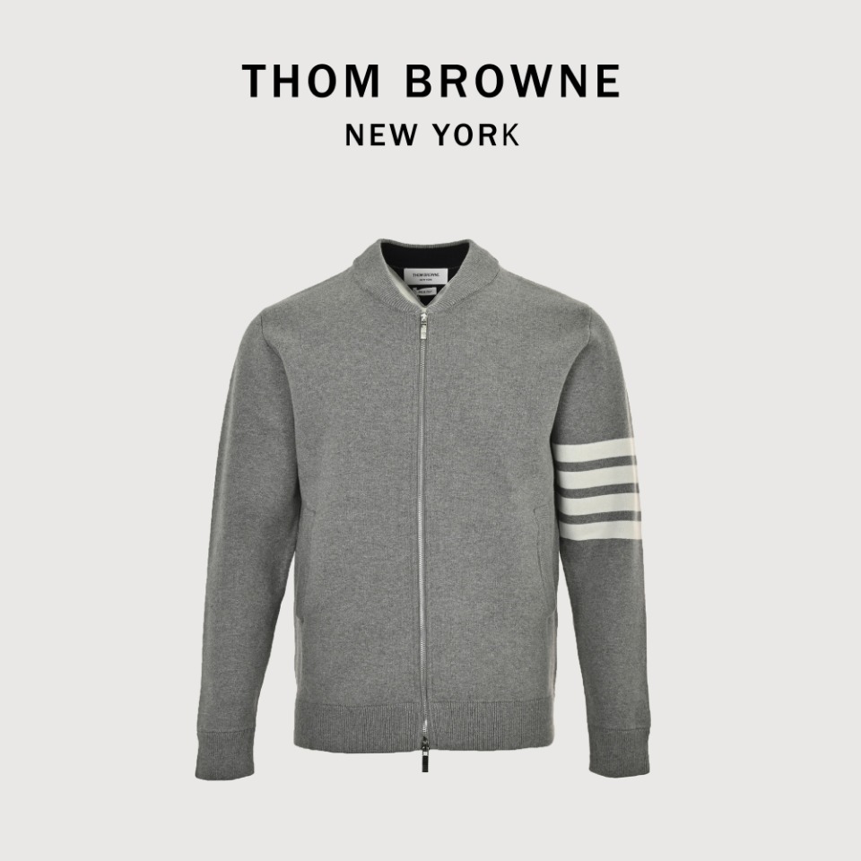 本地自取💰350 THOM BROWNE TB 汤姆布朗 24FW 孔雀拉链棒球服外套 对色订染纱线,采用100%精梳长绒棉,工艺组织可说是非常复杂了,是其他组织的3倍,采用空气层正反针法,经过特殊处理后使它紧实又有质感,耐穿不变形不起球,也具有柔软保暖的舒适感。普通织法能做三件的功夫,这款只能做个半件。德国斯托尔单系统制作,合肩针针拼接,让肩膀部位极具舒适又平整无接口;袋盖和门禁紧密度四平带,保障永不变形~后背图案使用进口绣花机。同款衣服纱线毛巾绣针法再以激光定位缝合成型。 尺码:1 2 3 4