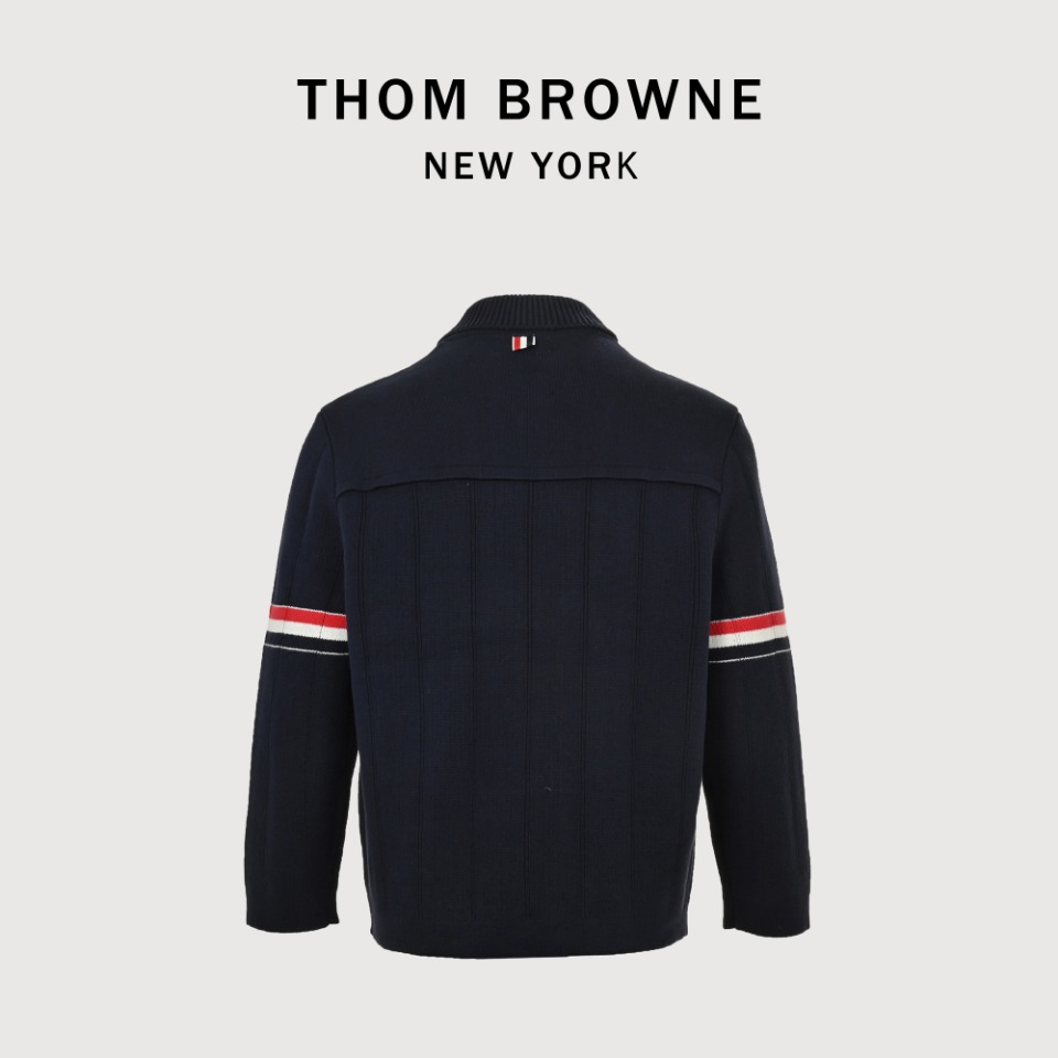 本地自取💰500 THOM BROWNE TB 汤姆布朗 24FW 竖条纹夹克外套 本款式使用德国进口斯托尔3.5.2针型机器采用前后绞编,超紧密度跟原版同织法同纱线同密度同做法,跟原版一样粄正,厚实,纯度也好,版型,尺寸,手感,质感绝对的一流。同样纽扣也是定制牛角扣,同行一看便知道这种工艺不是一般人能做出来的,工序多,繁琐又复杂,但是我们尽量使其让客户完美, 尺码:1 2 3 4
