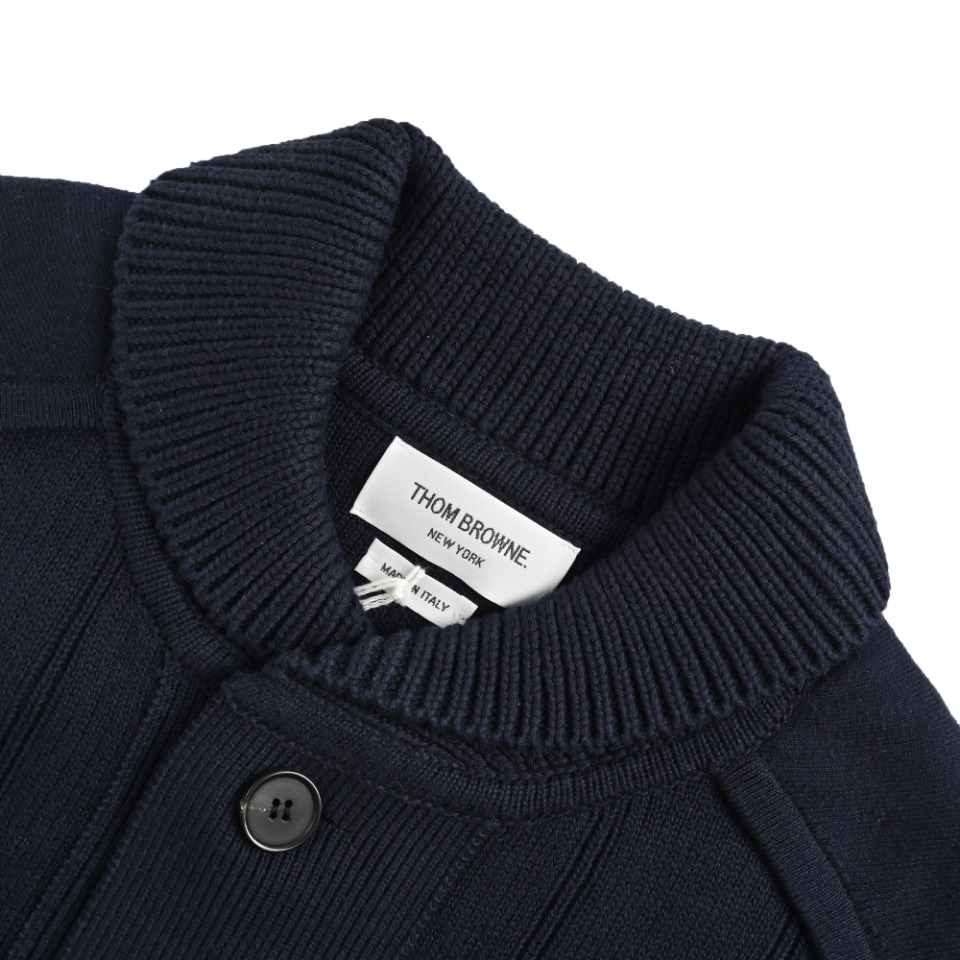 本地自取💰500 THOM BROWNE TB 汤姆布朗 24FW 竖条纹夹克外套 本款式使用德国进口斯托尔3.5.2针型机器采用前后绞编,超紧密度跟原版同织法同纱线同密度同做法,跟原版一样粄正,厚实,纯度也好,版型,尺寸,手感,质感绝对的一流。同样纽扣也是定制牛角扣,同行一看便知道这种工艺不是一般人能做出来的,工序多,繁琐又复杂,但是我们尽量使其让客户完美, 尺码:1 2 3 4