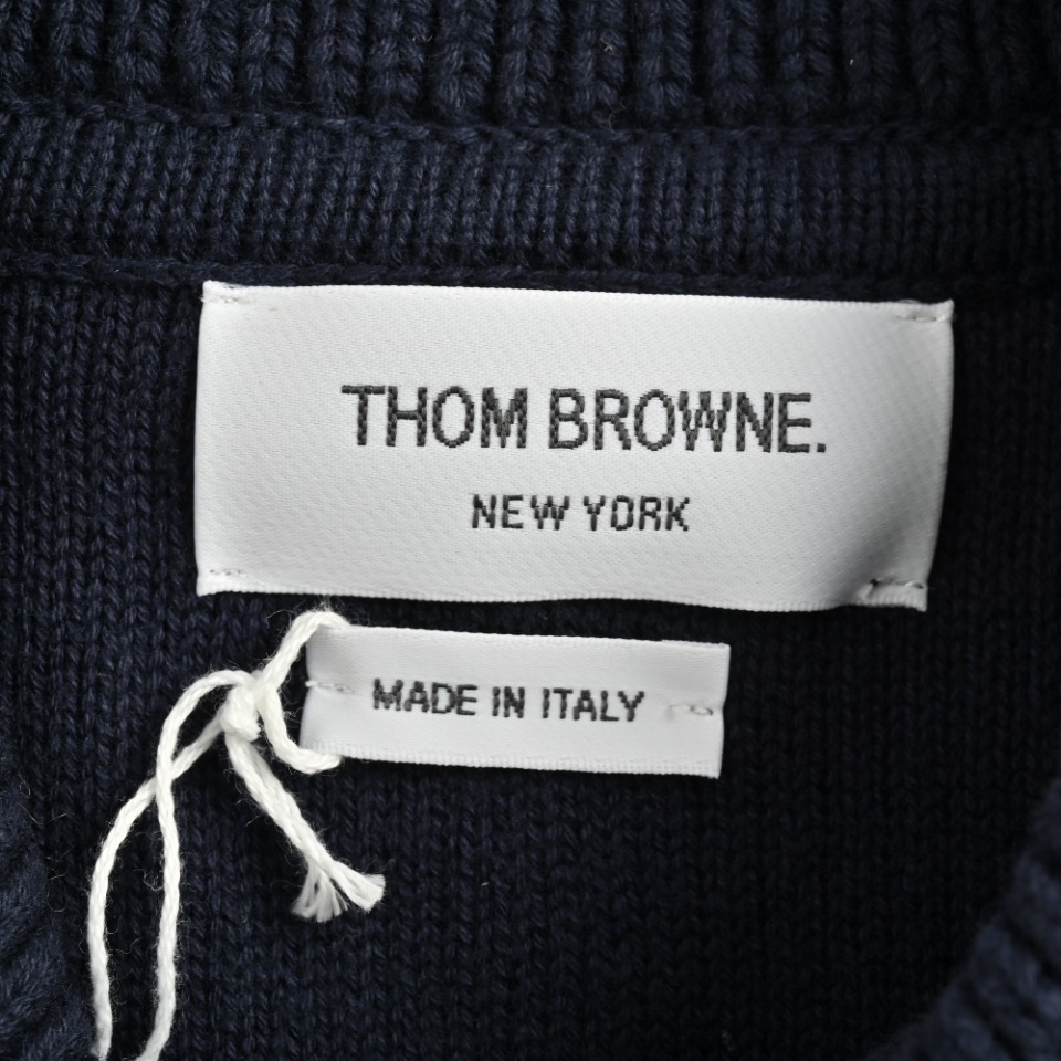 本地自取💰500 THOM BROWNE TB 汤姆布朗 24FW 竖条纹夹克外套 本款式使用德国进口斯托尔3.5.2针型机器采用前后绞编,超紧密度跟原版同织法同纱线同密度同做法,跟原版一样粄正,厚实,纯度也好,版型,尺寸,手感,质感绝对的一流。同样纽扣也是定制牛角扣,同行一看便知道这种工艺不是一般人能做出来的,工序多,繁琐又复杂,但是我们尽量使其让客户完美, 尺码:1 2 3 4