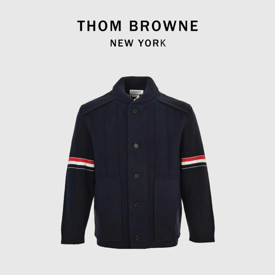 本地自取💰500 THOM BROWNE TB 汤姆布朗 24FW 竖条纹夹克外套 本款式使用德国进口斯托尔3.5.2针型机器采用前后绞编,超紧密度跟原版同织法同纱线同密度同做法,跟原版一样粄正,厚实,纯度也好,版型,尺寸,手感,质感绝对的一流。同样纽扣也是定制牛角扣,同行一看便知道这种工艺不是一般人能做出来的,工序多,繁琐又复杂,但是我们尽量使其让客户完美, 尺码:1 2 3 4