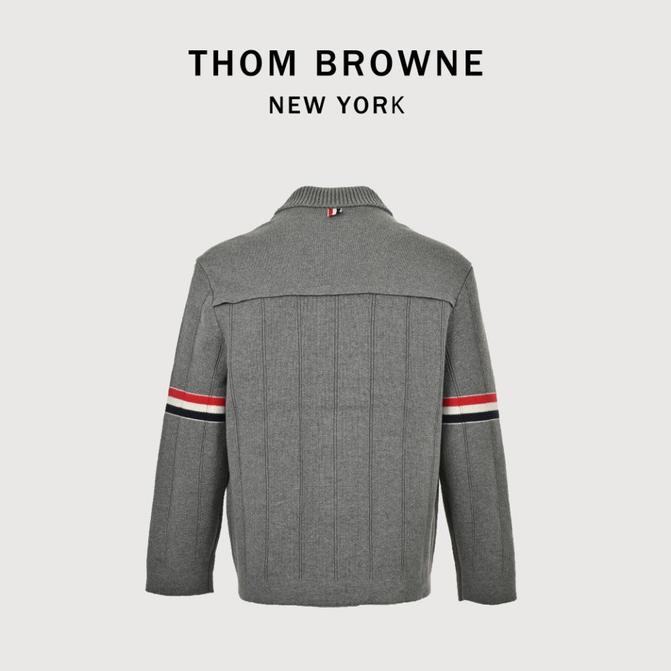 本地自取💰500 THOM BROWNE TB 汤姆布朗 24FW 竖条纹夹克外套 本款式使用德国进口斯托尔3.5.2针型机器采用前后绞编,超紧密度跟原版同织法同纱线同密度同做法,跟原版一样粄正,厚实,纯度也好,版型,尺寸,手感,质感绝对的一流。同样纽扣也是定制牛角扣,同行一看便知道这种工艺不是一般人能做出来的,工序多,繁琐又复杂,但是我们尽量使其让客户完美, 尺码:1 2 3 4