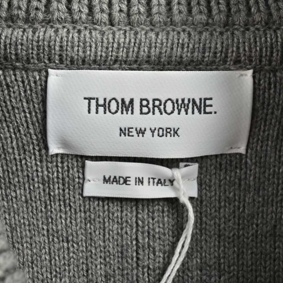 本地自取💰500 THOM BROWNE TB 汤姆布朗 24FW 竖条纹夹克外套 本款式使用德国进口斯托尔3.5.2针型机器采用前后绞编,超紧密度跟原版同织法同纱线同密度同做法,跟原版一样粄正,厚实,纯度也好,版型,尺寸,手感,质感绝对的一流。同样纽扣也是定制牛角扣,同行一看便知道这种工艺不是一般人能做出来的,工序多,繁琐又复杂,但是我们尽量使其让客户完美, 尺码:1 2 3 4