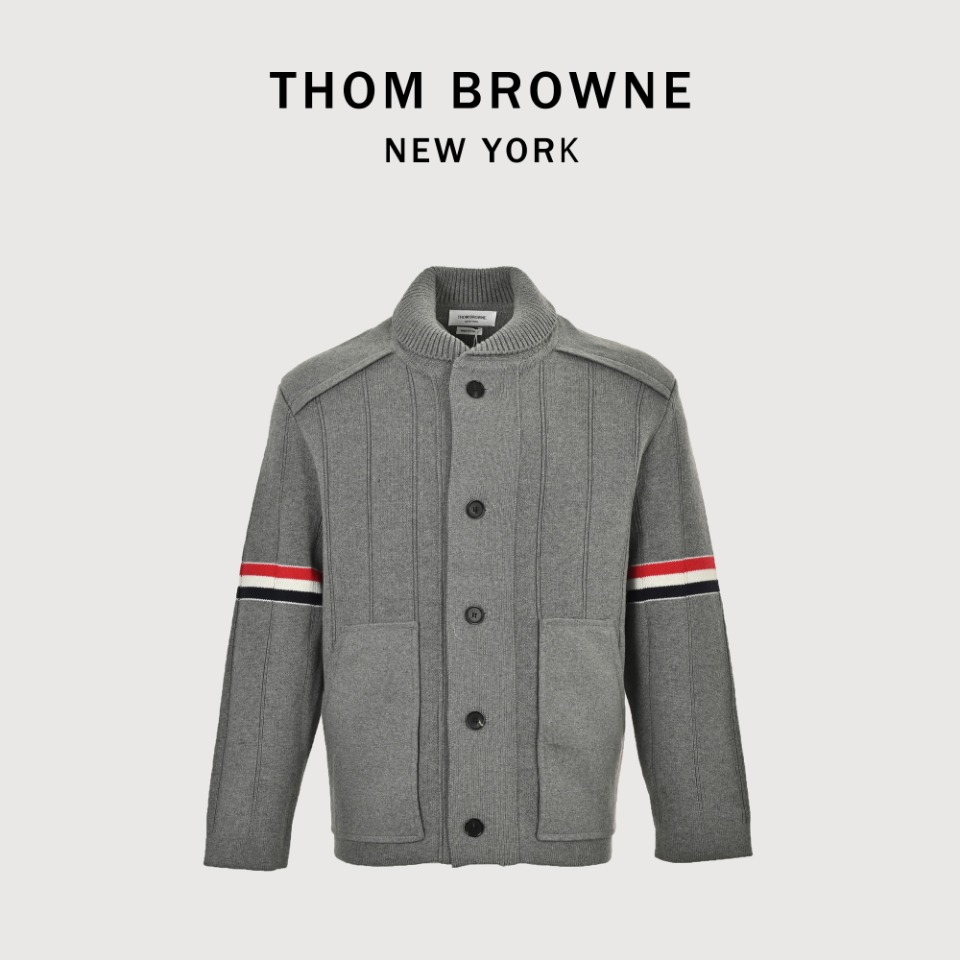 本地自取💰500 THOM BROWNE TB 汤姆布朗 24FW 竖条纹夹克外套 本款式使用德国进口斯托尔3.5.2针型机器采用前后绞编,超紧密度跟原版同织法同纱线同密度同做法,跟原版一样粄正,厚实,纯度也好,版型,尺寸,手感,质感绝对的一流。同样纽扣也是定制牛角扣,同行一看便知道这种工艺不是一般人能做出来的,工序多,繁琐又复杂,但是我们尽量使其让客户完美, 尺码:1 2 3 4