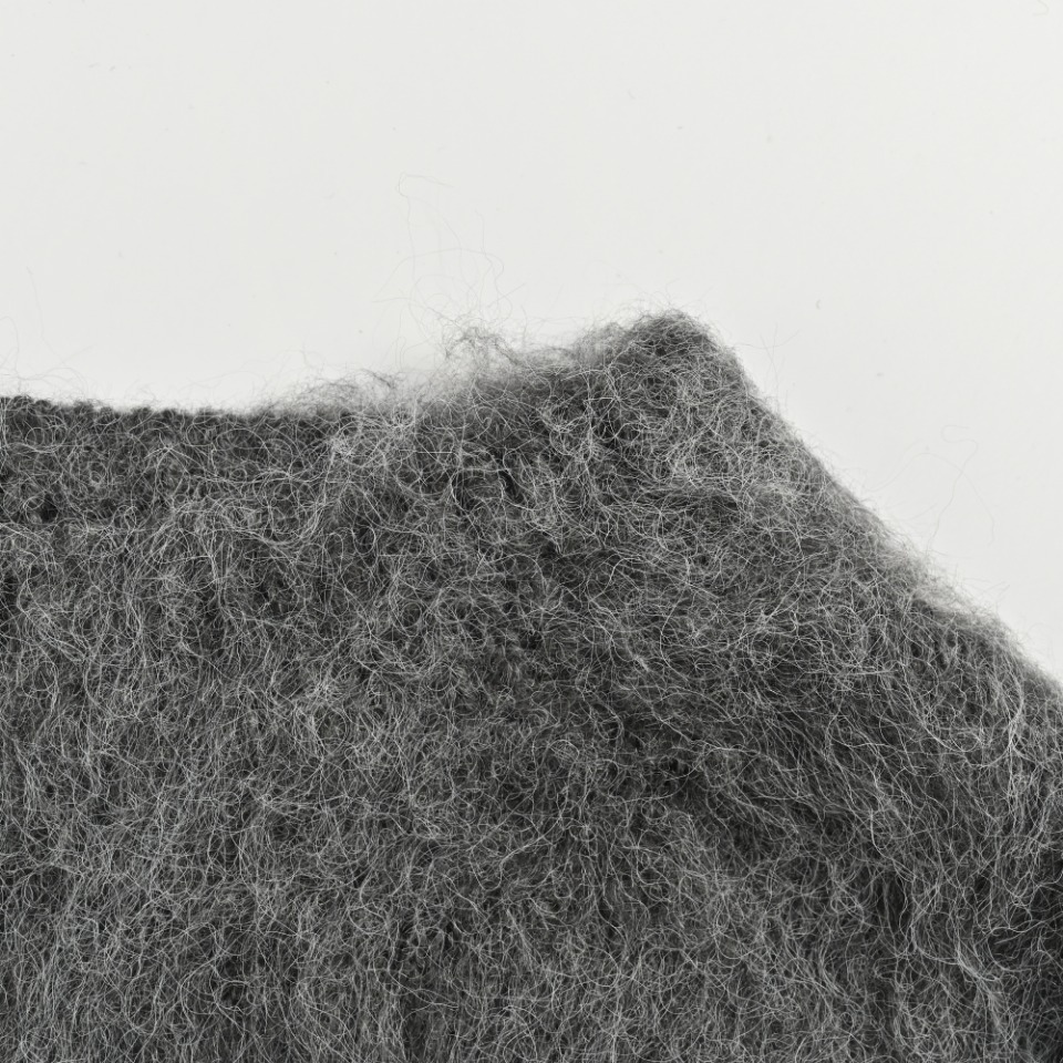 本地自取💰270 OFF WHITE OW 马海毛毛衣 毛纱采用50%的12支南非马海毛 以及32%锦纶18%澳毛 德国stoll电脑横机织造嵌花提花 缝盘要求针对针条对条 后道高温成衣磨毛 最后进口气压拉毛 每件衣服拉毛最少十遍以上 注意除了主标 今年的第二张领标(knitwear)也换成织唛了 今年做了马海毛全系列 看到马海毛就要想到我们 尺码:XS S M