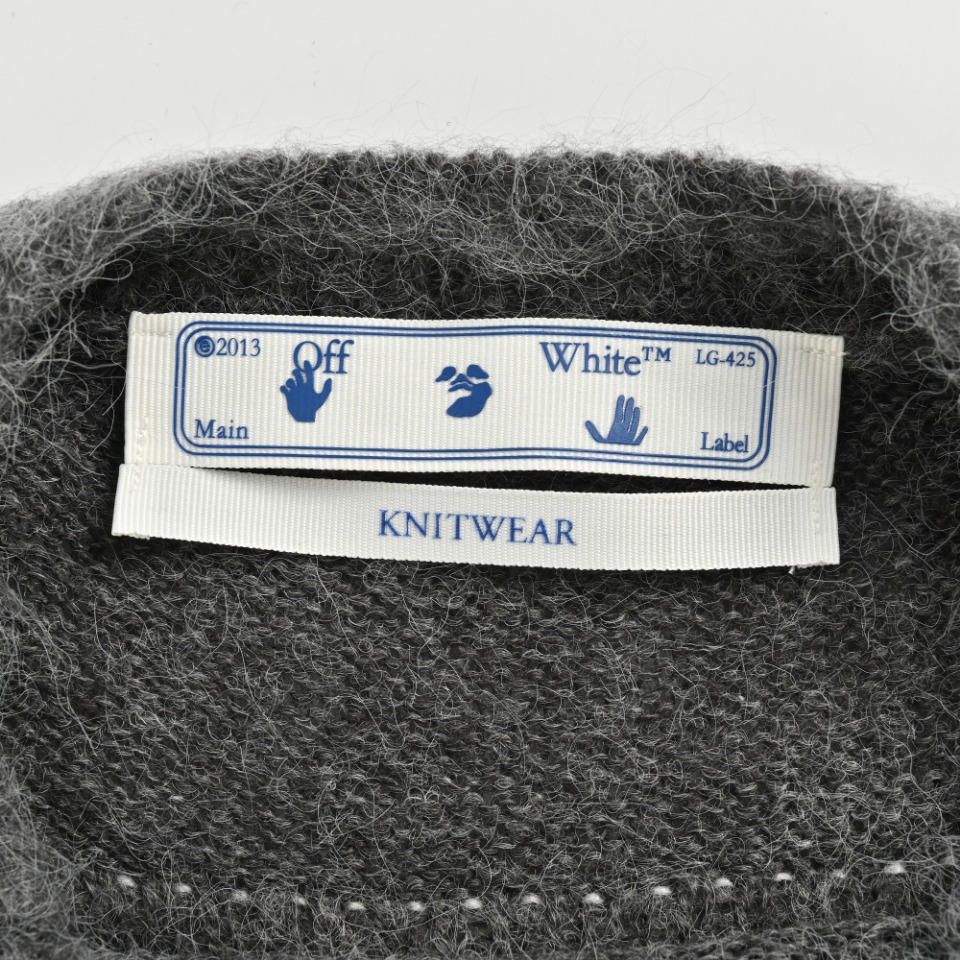 本地自取💰270 OFF WHITE OW 马海毛毛衣 毛纱采用50%的12支南非马海毛 以及32%锦纶18%澳毛 德国stoll电脑横机织造嵌花提花 缝盘要求针对针条对条 后道高温成衣磨毛 最后进口气压拉毛 每件衣服拉毛最少十遍以上 注意除了主标 今年的第二张领标(knitwear)也换成织唛了 今年做了马海毛全系列 看到马海毛就要想到我们 尺码:XS S M