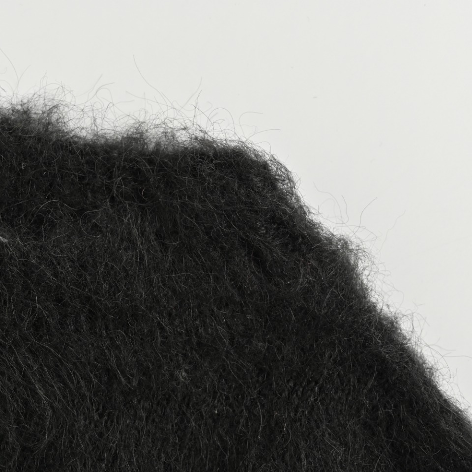 本地自取💰270 OFF WHITE OW 马海毛毛衣 毛纱采用50%的12支南非马海毛 以及32%锦纶18%澳毛 德国stoll电脑横机织造嵌花提花 缝盘要求针对针条对条 后道高温成衣磨毛 最后进口气压拉毛 每件衣服拉毛最少十遍以上 注意除了主标 今年的第二张领标(knitwear)也换成织唛了 今年做了马海毛全系列 看到马海毛就要想到我们 尺码:XS S M