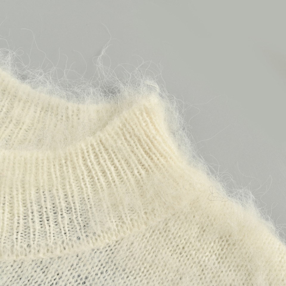 本地自取💰270 OFF WHITE OW 马海毛毛衣 毛纱采用50%的12支南非马海毛 以及32%锦纶18%澳毛 德国stoll电脑横机织造嵌花提花 缝盘要求针对针条对条 后道高温成衣磨毛 最后进口气压拉毛 每件衣服拉毛最少十遍以上 注意除了主标 今年的第二张领标(knitwear)也换成织唛了 今年做了马海毛全系列 看到马海毛就要想到我们 尺码:XS S M