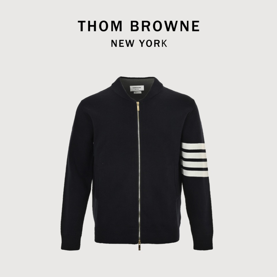 本地自取💰350 THOM BROWNE TB 汤姆布朗 24FW 螃蟹拉链棒球服外套 对色订染纱线,采用100%精梳长绒棉,工艺组织可说是非常复杂了,是其他组织的3倍,采用空气层正反针法,经过特殊处理后使它紧实又有质感,耐穿不变形不起球,也具有柔软保暖的舒适感。普通织法能做三件的功夫,这款只能做个半件。德国斯托尔单系统制作,合肩针针拼接,让肩膀部位极具舒适又平整无接口;袋盖和门禁紧密度四平带,保障永不变形~后背图案使用进口绣花机。同款衣服纱线毛巾绣针法再以激光定位缝合成型。 尺码:1 2 3 4