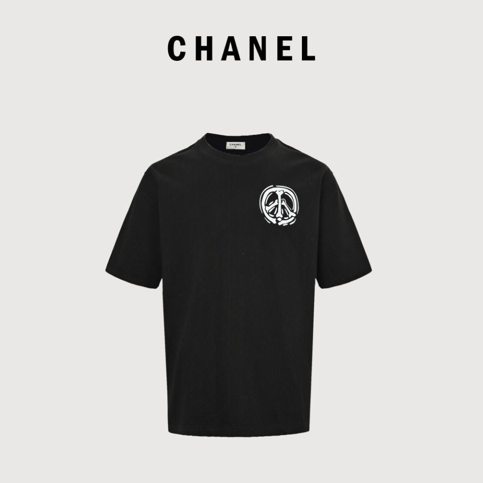 本地自取💰140 CHANEL 香奈儿 24SS 骨头短袖T恤 面料采用定制240g 26支特滑双股精棉平纹高密无尘全棉布料。前幅高密度加厚,走线平整,代工品质,全套定制辅料。 尺码:S-XL