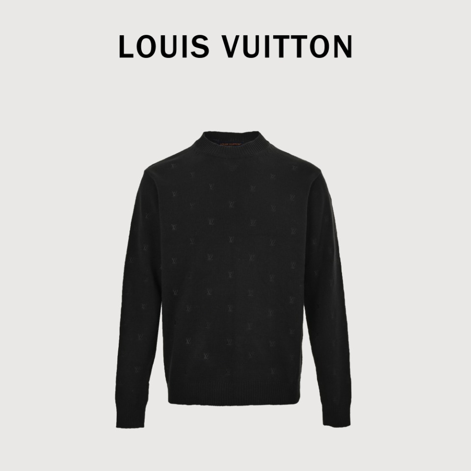 Louis Vuitton路易威登24Fw 全幅老花小标刺绣圆领毛衣 面料选用50%巴素兰羊毛+3%安哥拉绒+10%晴纶还有37%尼龙材质,横机采用德国进口斯托尔352进行针织,整体以偏素高级感为卖点,衣服的手感还有毛感基本上还原版的细节,整件衣服做好成衣在拆去袖子和侧缝进行田岛全幅榻榻米小刺绣,挨针绣刺绣针法工艺,全幅满绣工艺定位制作,采用挨针的技法主要用于来填绣形状细长而弯曲的线条,可以表现出图案的细节和层次感,细长而弯曲的线条,挨针的线条感和立体感都很强,针法生动、活泼、覆盖性好,逐针挨着将图案用绣花线绣完,花纹紧实有收缩,特殊棉羊毛料洗水处理,选择专门为羊毛设计的洗涤剂,因为这类洗涤剂含有特殊的成分,可以更好地保护羊毛纤维,一件简单的衣服,需要做的细节点很多,整体成衣水洗预处理,羊毛材质洗涤建议干洗或者轻柔手洗,不能机洗不能烘干和不能热水洗涤,不能长时间浸泡暴晒,正确的洗涤方式可使衣服使用寿命延长 货号115230003