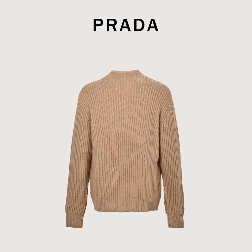 本地自取💰260 Prada普拉达22FW 粗针刺绣羊毛开衫 原19,800购入，历时开发2个月，定制订纺粗纺羊毛，并经过柔顺处理，亲肤不扎，颜色历经3次染色，力求达到原版颜色效果。胸前字母图案绣花采用对板定染哑光绣花线搭配挨针绣工艺，图案采用田岛机万针刺绣，精细针法绵密，无连线，图案清晰且线条感和立体感强，丰富整体画面空间层次。横机织片采用进口三针超粗针型，扣子采用定制真牛角扣，价格昂贵，为达效果不计成本，整衣克重达到1400克，三标辅料配套齐全。 货号910230003 size: s-L