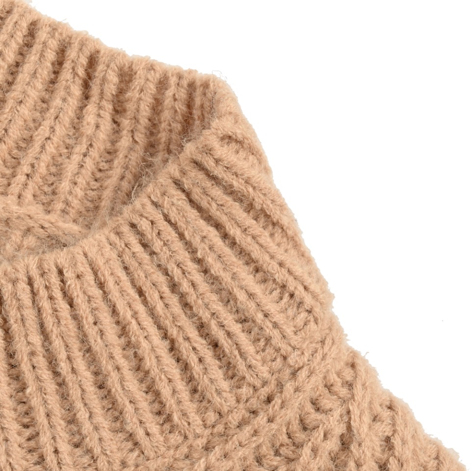 本地自取💰260 Prada普拉达22FW 粗针刺绣羊毛开衫 原19,800购入，历时开发2个月，定制订纺粗纺羊毛，并经过柔顺处理，亲肤不扎，颜色历经3次染色，力求达到原版颜色效果。胸前字母图案绣花采用对板定染哑光绣花线搭配挨针绣工艺，图案采用田岛机万针刺绣，精细针法绵密，无连线，图案清晰且线条感和立体感强，丰富整体画面空间层次。横机织片采用进口三针超粗针型，扣子采用定制真牛角扣，价格昂贵，为达效果不计成本，整衣克重达到1400克，三标辅料配套齐全。 货号910230003 size: s-L