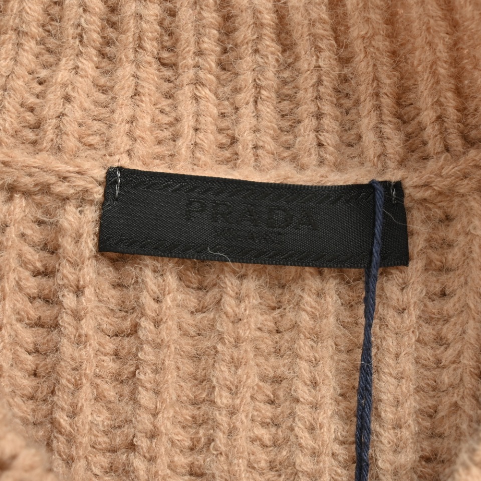 本地自取💰260 Prada普拉达22FW 粗针刺绣羊毛开衫 原19,800购入，历时开发2个月，定制订纺粗纺羊毛，并经过柔顺处理，亲肤不扎，颜色历经3次染色，力求达到原版颜色效果。胸前字母图案绣花采用对板定染哑光绣花线搭配挨针绣工艺，图案采用田岛机万针刺绣，精细针法绵密，无连线，图案清晰且线条感和立体感强，丰富整体画面空间层次。横机织片采用进口三针超粗针型，扣子采用定制真牛角扣，价格昂贵，为达效果不计成本，整衣克重达到1400克，三标辅料配套齐全。 货号910230003 size: s-L