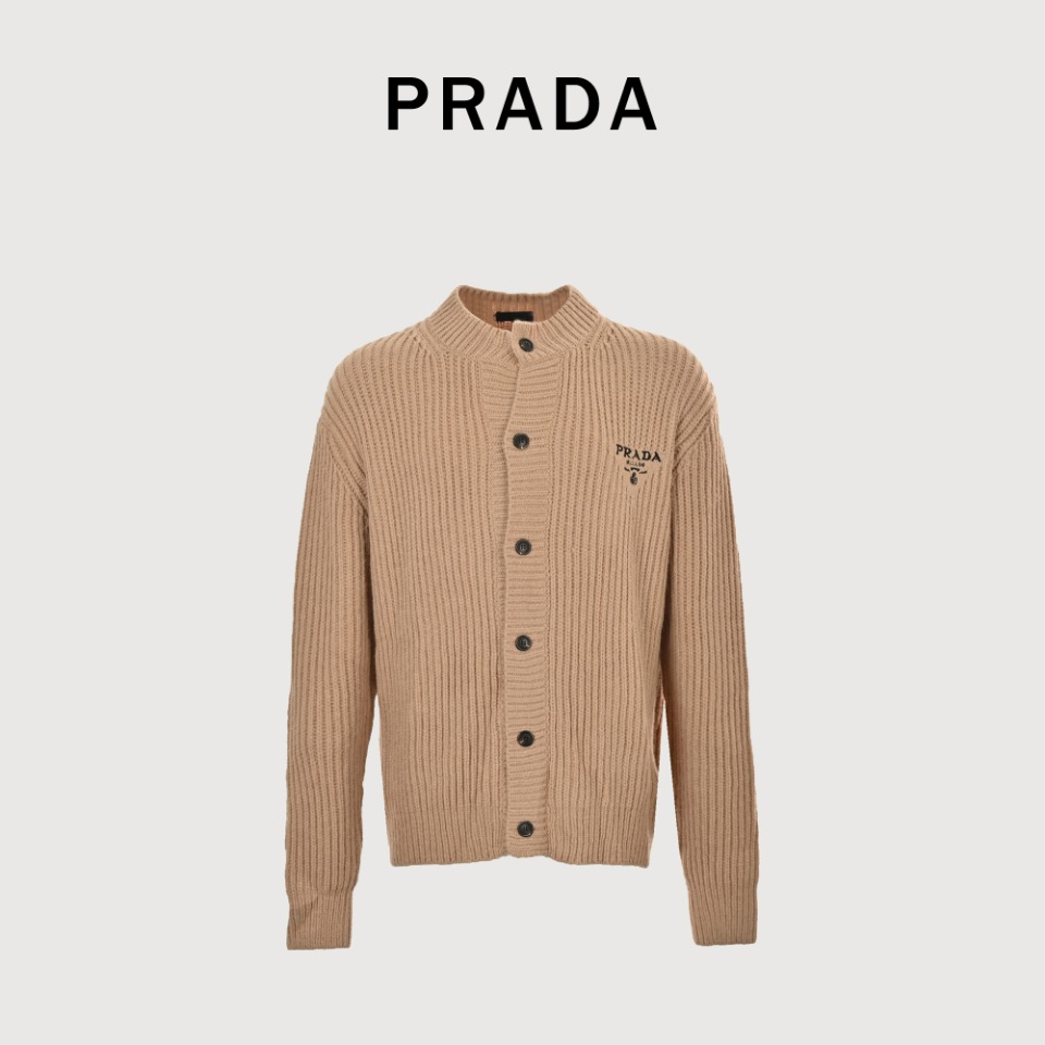 本地自取💰260 Prada普拉达22FW 粗针刺绣羊毛开衫 原19,800购入，历时开发2个月，定制订纺粗纺羊毛，并经过柔顺处理，亲肤不扎，颜色历经3次染色，力求达到原版颜色效果。胸前字母图案绣花采用对板定染哑光绣花线搭配挨针绣工艺，图案采用田岛机万针刺绣，精细针法绵密，无连线，图案清晰且线条感和立体感强，丰富整体画面空间层次。横机织片采用进口三针超粗针型，扣子采用定制真牛角扣，价格昂贵，为达效果不计成本，整衣克重达到1400克，三标辅料配套齐全。 货号910230003 size: s-L