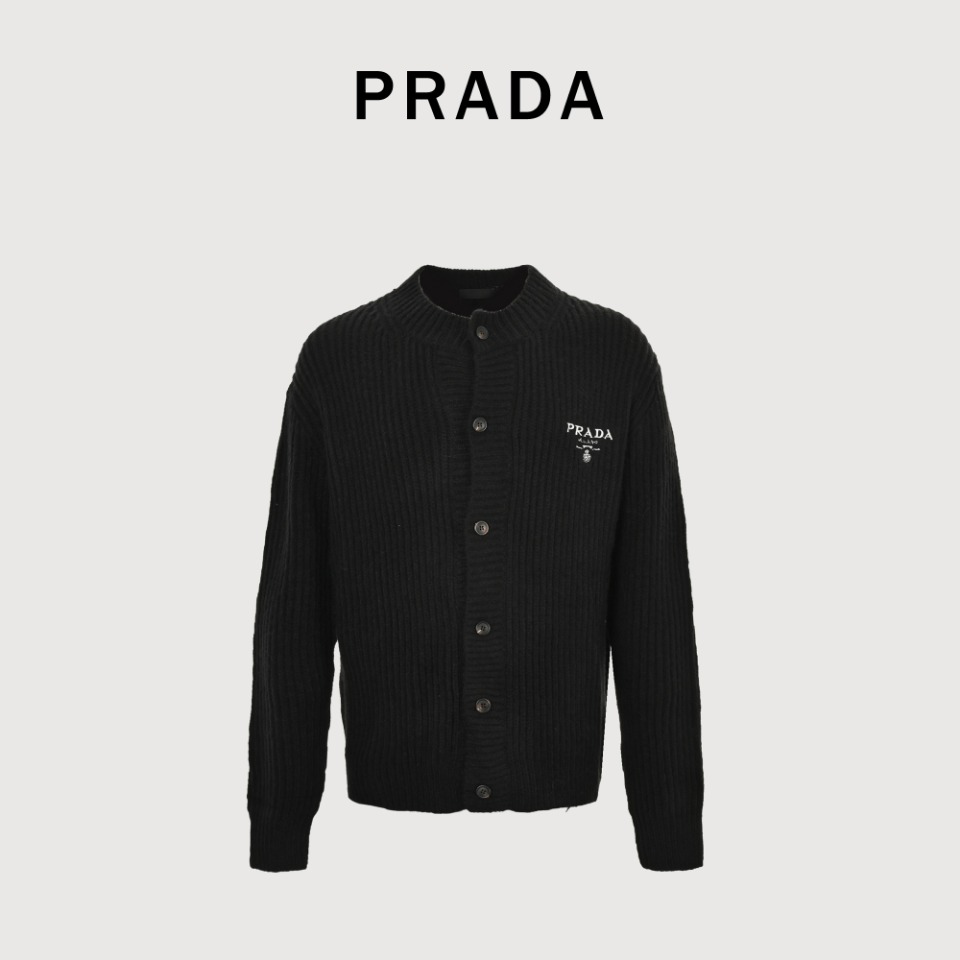 本地自取💰260 Prada普拉达22FW 粗针刺绣羊毛开衫 原19,800购入，历时开发2个月，定制订纺粗纺羊毛，并经过柔顺处理，亲肤不扎，颜色历经3次染色，力求达到原版颜色效果。胸前字母图案绣花采用对板定染哑光绣花线搭配挨针绣工艺，图案采用田岛机万针刺绣，精细针法绵密，无连线，图案清晰且线条感和立体感强，丰富整体画面空间层次。横机织片采用进口三针超粗针型，扣子采用定制真牛角扣，价格昂贵，为达效果不计成本，整衣克重达到1400克，三标辅料配套齐全。 货号910230003 size: s-L