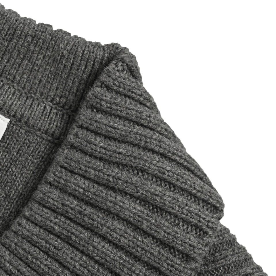 本地自取💰500 THOM BROWNE TB 汤姆布朗 23FW 短款羊毛夹克 本款式使用德国进口斯托尔3.5.2针型机器采用前后绞编,超紧密度跟原版同织法同纱线同密度同做法,跟原版一样粄正,厚实,纯度也好,版型,尺寸,手感,质感绝对的一流。同样纽扣也是定制牛角扣,同行一看便知道这种工艺不是一般人能做出来的,工序多,繁琐又复杂,但是我们尽量使其让客户完美。 尺码:1 2 3 4