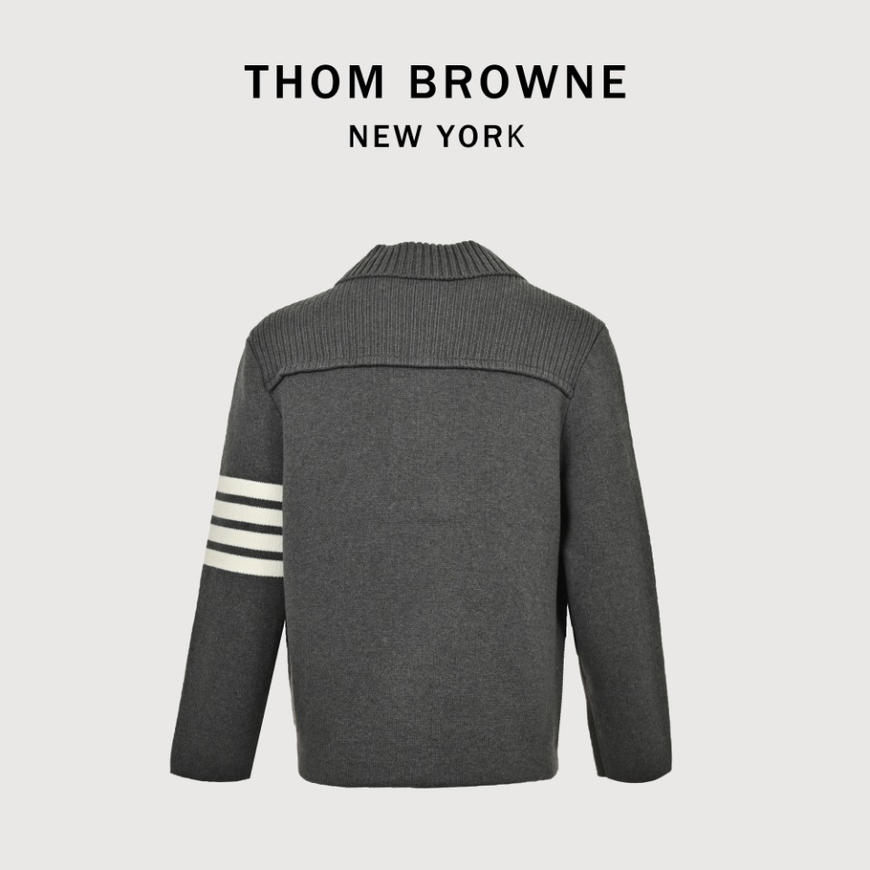 本地自取💰500 THOM BROWNE TB 汤姆布朗 23FW 短款羊毛夹克 本款式使用德国进口斯托尔3.5.2针型机器采用前后绞编,超紧密度跟原版同织法同纱线同密度同做法,跟原版一样粄正,厚实,纯度也好,版型,尺寸,手感,质感绝对的一流。同样纽扣也是定制牛角扣,同行一看便知道这种工艺不是一般人能做出来的,工序多,繁琐又复杂,但是我们尽量使其让客户完美。 尺码:1 2 3 4