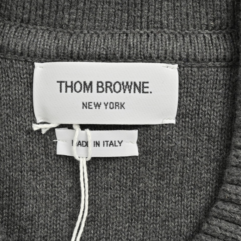 本地自取💰500 THOM BROWNE TB 汤姆布朗 23FW 短款羊毛夹克 本款式使用德国进口斯托尔3.5.2针型机器采用前后绞编,超紧密度跟原版同织法同纱线同密度同做法,跟原版一样粄正,厚实,纯度也好,版型,尺寸,手感,质感绝对的一流。同样纽扣也是定制牛角扣,同行一看便知道这种工艺不是一般人能做出来的,工序多,繁琐又复杂,但是我们尽量使其让客户完美。 尺码:1 2 3 4