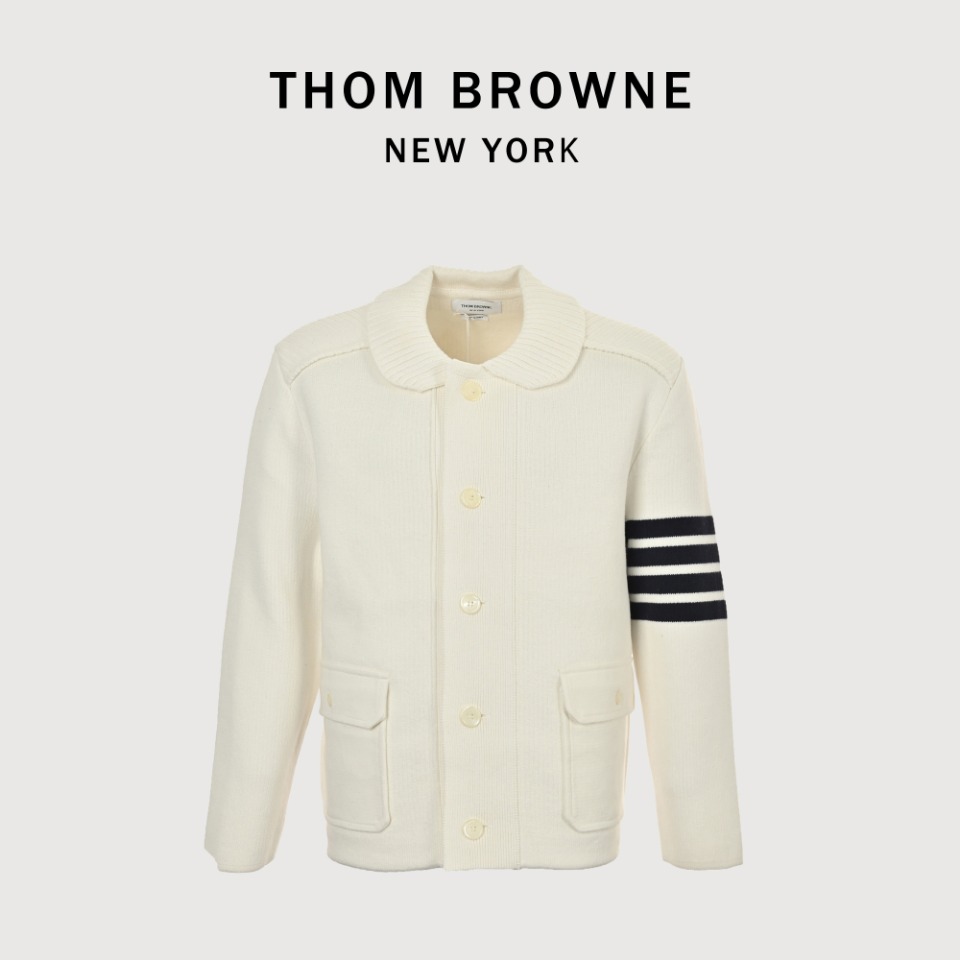 本地自取💰500 THOM BROWNE TB 汤姆布朗 23FW 短款羊毛夹克 本款式使用德国进口斯托尔3.5.2针型机器采用前后绞编,超紧密度跟原版同织法同纱线同密度同做法,跟原版一样粄正,厚实,纯度也好,版型,尺寸,手感,质感绝对的一流。同样纽扣也是定制牛角扣,同行一看便知道这种工艺不是一般人能做出来的,工序多,繁琐又复杂,但是我们尽量使其让客户完美。 尺码:1 2 3 4
