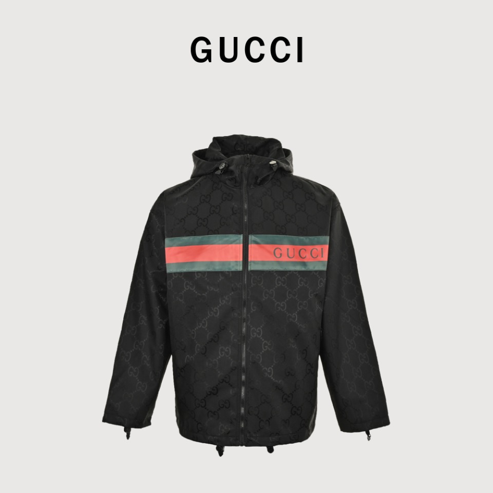 GUCCI/古驰 红绿织带风衣连帽外套 黑色面经典红绿织带+GGlogo皮牌饰以金色扣子全部对位对版开发,胸口刺绣方标+金属拉链,改版无数次终达到ZP一致!裁片就有28片 无缝拼接走线,而且拼接跟平常卫衣做法不一样 多层工艺,超级复杂!版型比较难控制 反复的打版调整!裁货用红外线定位裁,做工工艺用到9号细针缝纫 打边 拼缝 平车等工艺 每条线路达到一英寸16针高密度针距 做货周期历时半年之久!下摆是一个收缩设计,打造一个胃以下全是腿的黄金比例!视觉上打造三角形结构 出街洋气飞,重磅单品,代购版本!
