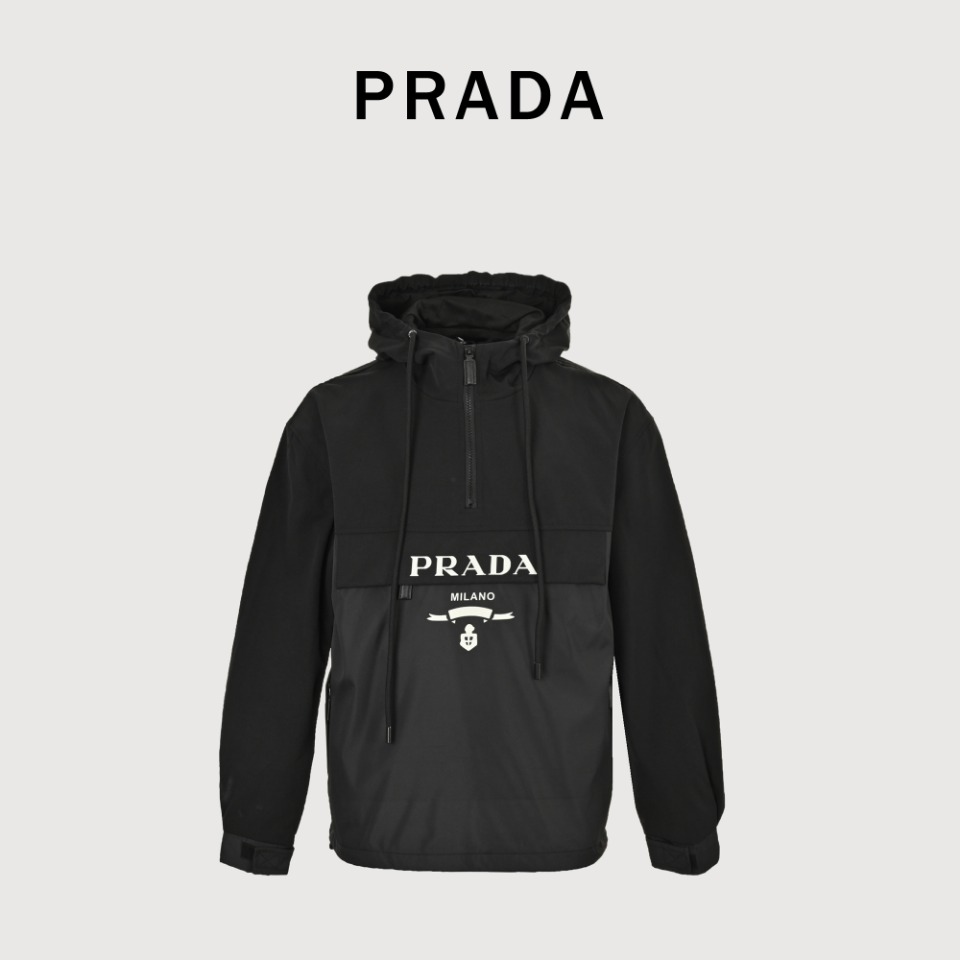 Prada普拉达 字母徽标半拉链连帽外套 面料采用全棉胚布定染 因面料有弹性的特殊原因 提前将面料进行高温蒸汽预缩 定型 裁剪下来的衣片尺寸更加精准 整件衣服完成拼缝流水 尺寸和造型将还原到极致胸口三角标用冷切技术 如果用激光切割会导致边缘发黄 区别市场现货 超级好搭配 是今夏不可多得的OODT极致单品
