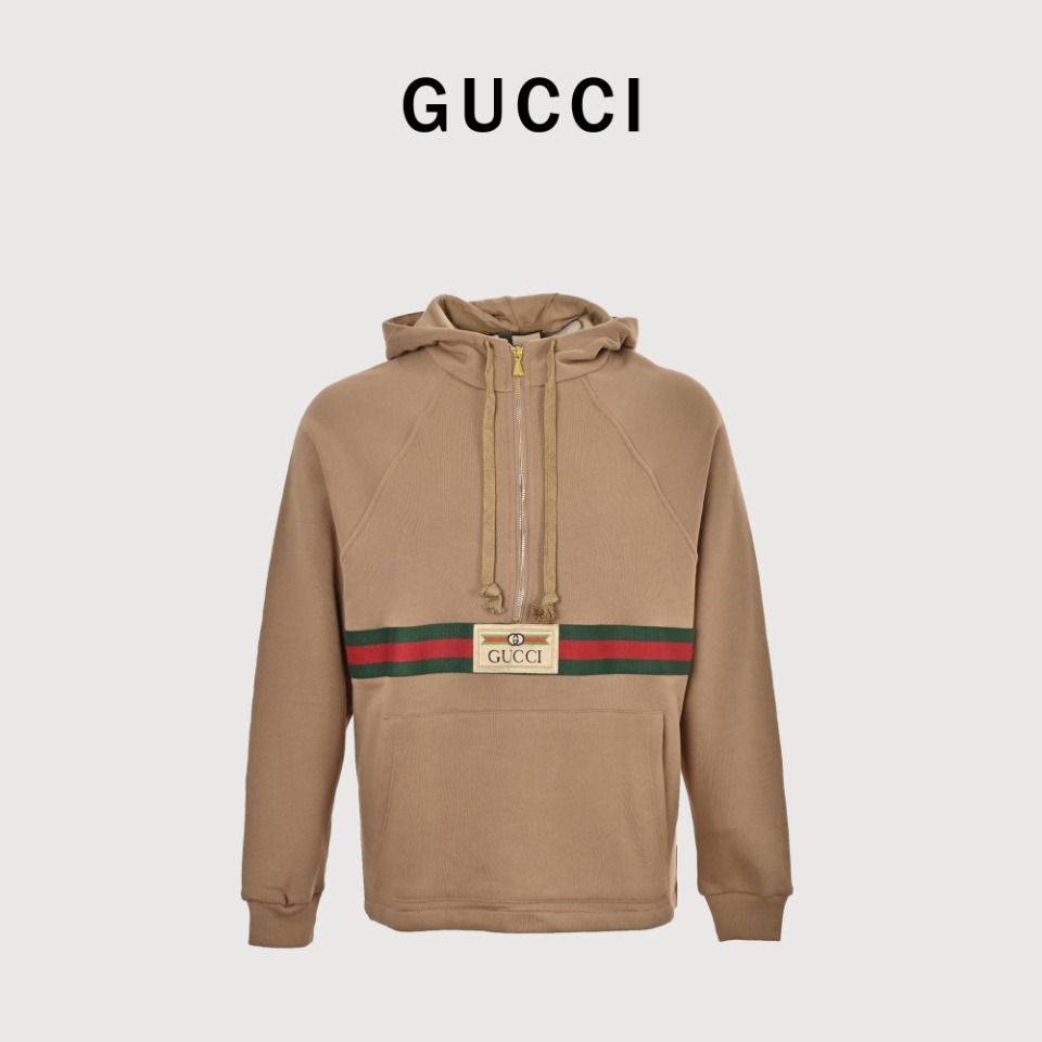GUCCI/古驰 红绿织带半拉链长袖连帽卫衣 采用21支双股交织32支双股纱精梳棉大毛圈底面料,与原版一致400克重面料,拆解原版胚布称重后定织定染,单单起订量就要50条,罗纹21支1*1双股纱,腰间定制的红绿撞色棉织带,高密刺绣腰间大主唛,搭配35.5cm三角亚光电镀刻字拉头,拉底刻字母金色5#闭尾拉链,搭配全新绿色吊牌,洗水唛,装拉链的时候需要老车工师傅才能上的平整漂亮,熟能生巧,内里全部都是用里布包缝做法,原版版型,上身是惊艳的好看.