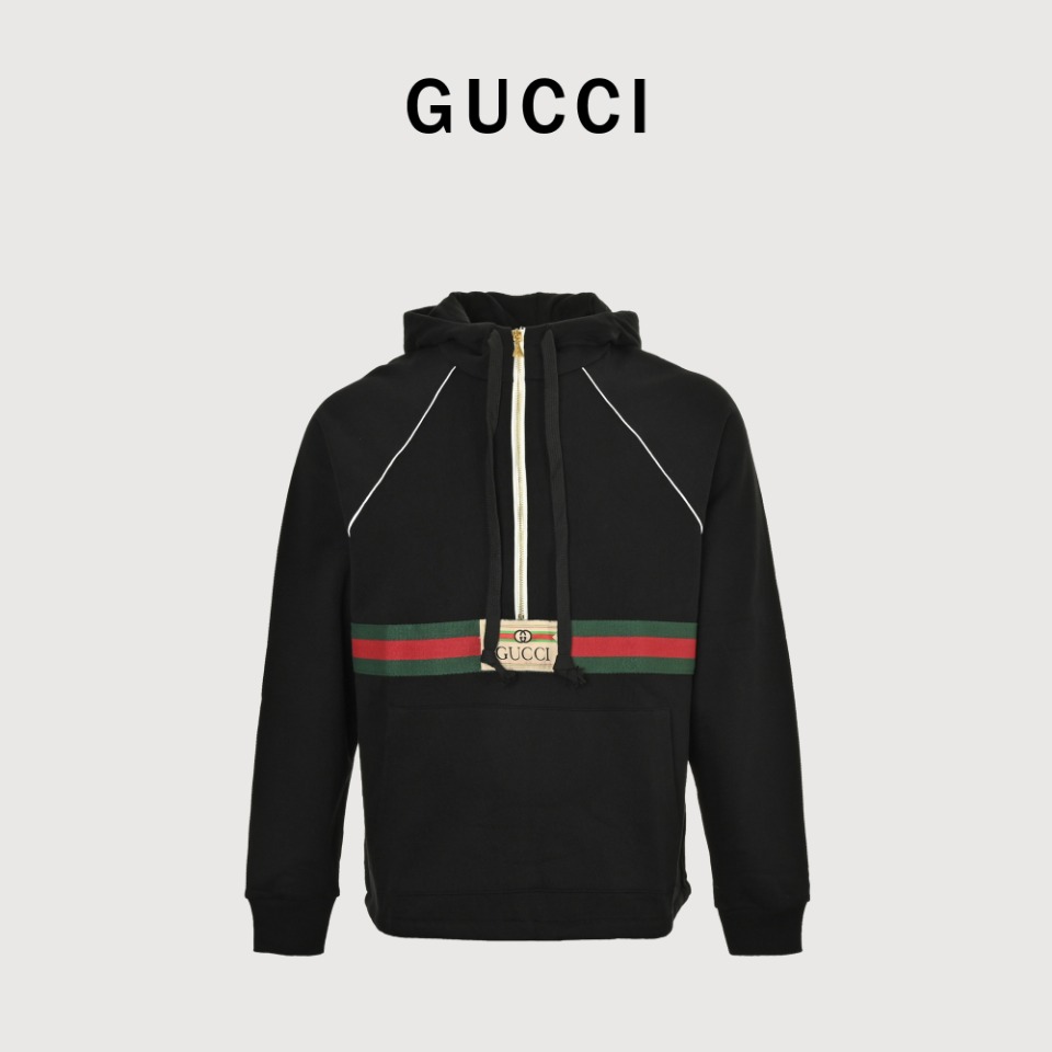 GUCCI/古驰 红绿织带半拉链长袖连帽卫衣 采用21支双股交织32支双股纱精梳棉大毛圈底面料,与原版一致400克重面料,拆解原版胚布称重后定织定染,单单起订量就要50条,罗纹21支1*1双股纱,腰间定制的红绿撞色棉织带,高密刺绣腰间大主唛,搭配35.5cm三角亚光电镀刻字拉头,拉底刻字母金色5#闭尾拉链,搭配全新绿色吊牌,洗水唛,装拉链的时候需要老车工师傅才能上的平整漂亮,熟能生巧,内里全部都是用里布包缝做法,原版版型,上身是惊艳的好看.