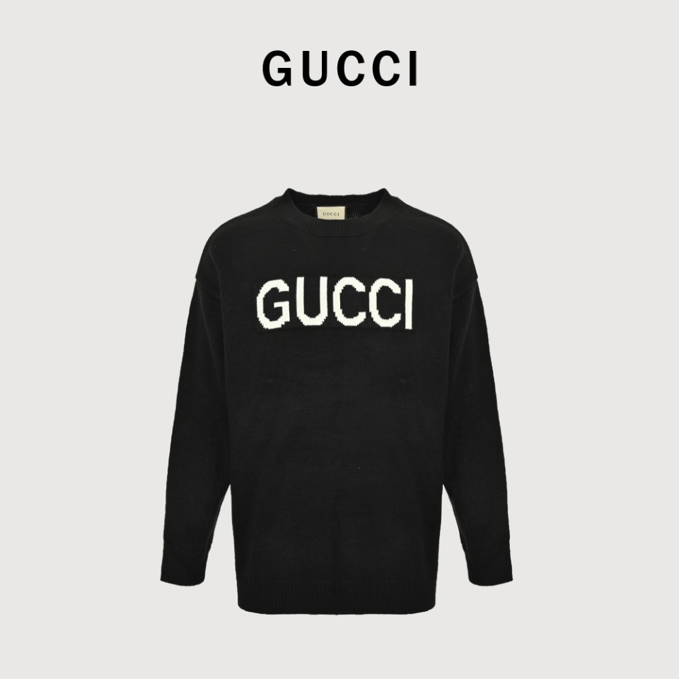 Gucci/古驰 24Fw 重工波点及logo提花圆领毛衣 描述学院风持续升温,不断为Gucci设计美学添光加彩. 在全新系列中,时尚的概念已经不再局限于本真的生活方式, 品牌标志性元素的加入和模糊性别的廓形便是例证. 这款圆领毛衣甄选黑色和驼色羊毛打造而成, 字母logo提花图案点缀 简约又高级 羊毛针织面料 Oversize落肩宽松版型,厚实柔软舒适上身显瘦又百搭 男女同款 商标齐全 颜色:黑色,卡其