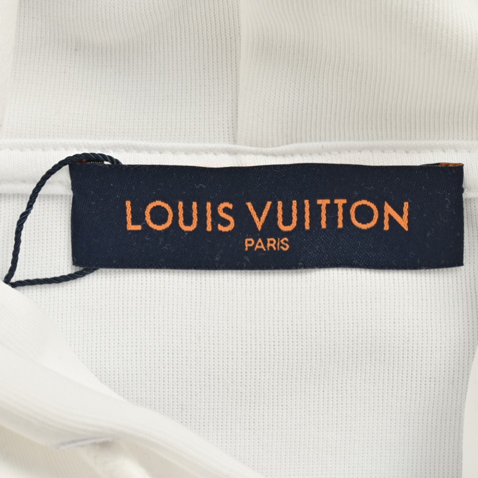 本地自取💰260 
LouisVuitton/路易威登五金花卉连帽卫衣  
男女同款全新美学灵感趣味设计,渠道性质精品。让整体造型设计更加优雅时尚，今夏最火系列，无数明星潮人追捧。裁剪工艺细节处理工整为玩味时尚增添色彩!工整细致，合身的版型构造更是独具匠心，上身不仅有着出彩的辨识度更是减龄青春。一款穿着意义还有穿搭性能都很极致的款式，绚丽的色系调配，此款的工艺必然也是极致非凡，上身的舒适度绝对足够的强大，也是奢品本质的一种彰显！柔软轻薄，触感更是极端撩人，透气性能十分之强大，尤为适合春夏季节的穿搭所需，妥妥的穿着享受，并且各处的细节以及织带的工艺都是尽善尽美，更显高级感！                
颜色：黑色、白色、绿色            
Size：S-XL