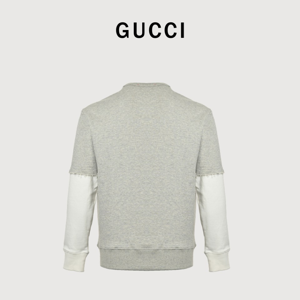 本地自取💰220 Gucci/古驰 24Fw 刺绣字母logo拼接假两件卫衣 从富有凉爽季节气息的色彩和纹理中汲取灵感，这款休闲棉质卫衣于胸前点缀刺绣logo，以及袖口的做旧拼接，极具设计感的版型，演绎全新都市型格。客供440g精梳棉毛圈面料，手感细腻，穿着亲肤透气舒爽，纯棉制品建议干洗或反面洗衣袋包裹冷水快速机洗自然晾干。 Size ：S-XL