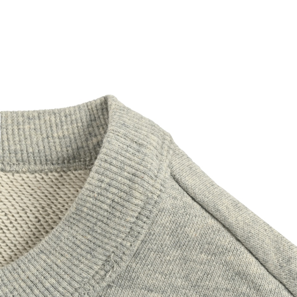 本地自取💰220 Gucci/古驰 24Fw 刺绣字母logo拼接假两件卫衣 从富有凉爽季节气息的色彩和纹理中汲取灵感，这款休闲棉质卫衣于胸前点缀刺绣logo，以及袖口的做旧拼接，极具设计感的版型，演绎全新都市型格。客供440g精梳棉毛圈面料，手感细腻，穿着亲肤透气舒爽，纯棉制品建议干洗或反面洗衣袋包裹冷水快速机洗自然晾干。 Size ：S-XL