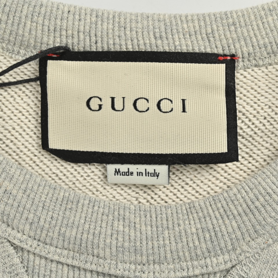 本地自取💰220 Gucci/古驰 24Fw 刺绣字母logo拼接假两件卫衣 从富有凉爽季节气息的色彩和纹理中汲取灵感，这款休闲棉质卫衣于胸前点缀刺绣logo，以及袖口的做旧拼接，极具设计感的版型，演绎全新都市型格。客供440g精梳棉毛圈面料，手感细腻，穿着亲肤透气舒爽，纯棉制品建议干洗或反面洗衣袋包裹冷水快速机洗自然晾干。 Size ：S-XL