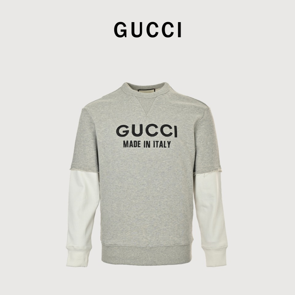 本地自取💰220 Gucci/古驰 24Fw 刺绣字母logo拼接假两件卫衣 从富有凉爽季节气息的色彩和纹理中汲取灵感，这款休闲棉质卫衣于胸前点缀刺绣logo，以及袖口的做旧拼接，极具设计感的版型，演绎全新都市型格。客供440g精梳棉毛圈面料，手感细腻，穿着亲肤透气舒爽，纯棉制品建议干洗或反面洗衣袋包裹冷水快速机洗自然晾干。 Size ：S-XL
