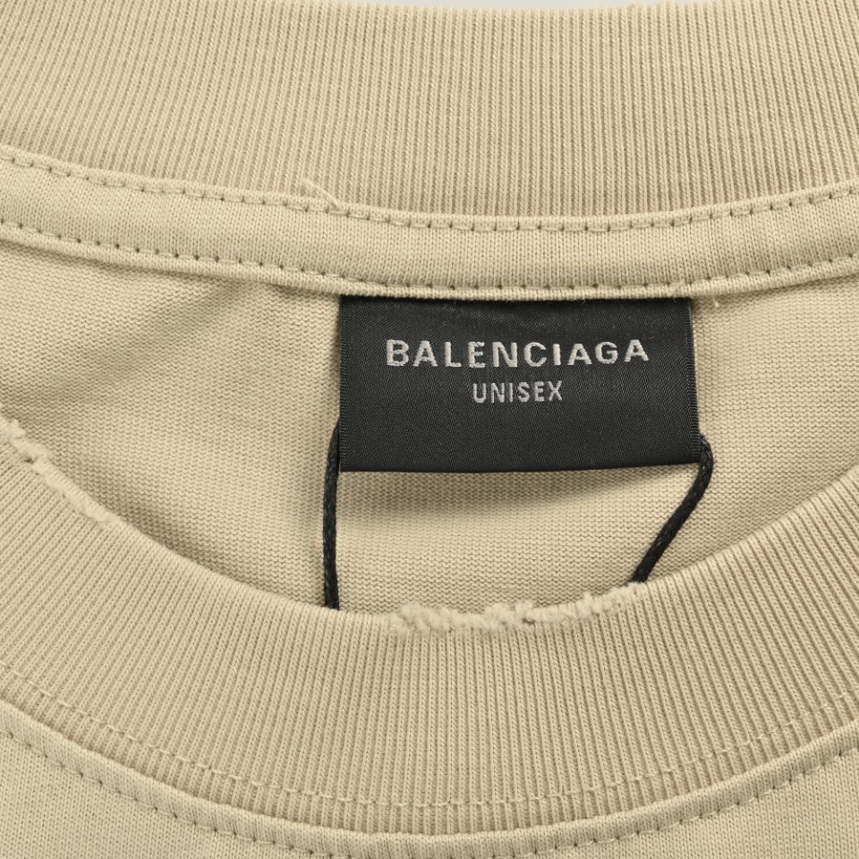 本地自取💰180
Balenciaga巴黎世家 x Vogue 联名 后背灯塔水洗破洞长袖T恤
购入原版对版操作今年新发售的可乐区别往年。领口,肩处,袖口,下摆均采用破洞工艺处理
300克精梳棉面料,洗水后达320克全棉螺纹 面料洗水,
正面采用丝网菲林印花,背面采用进口白墨康利机数码直喷,灯塔图无论色彩还是打雾效果都非常繁杂,
OS宽松落肩版型,男女百搭款
颜色:浅褐色,深灰色,军绿色,粉色
size: S-XL