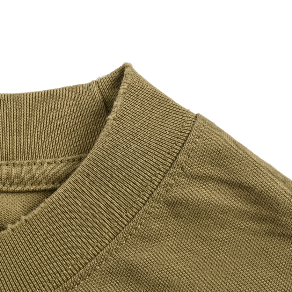 本地自取💰180
Balenciaga巴黎世家 x Vogue 联名 后背灯塔水洗破洞长袖T恤
购入原版对版操作今年新发售的可乐区别往年。领口,肩处,袖口,下摆均采用破洞工艺处理
300克精梳棉面料,洗水后达320克全棉螺纹 面料洗水,
正面采用丝网菲林印花,背面采用进口白墨康利机数码直喷,灯塔图无论色彩还是打雾效果都非常繁杂,
OS宽松落肩版型,男女百搭款
颜色:浅褐色,深灰色,军绿色,粉色
size: S-XL