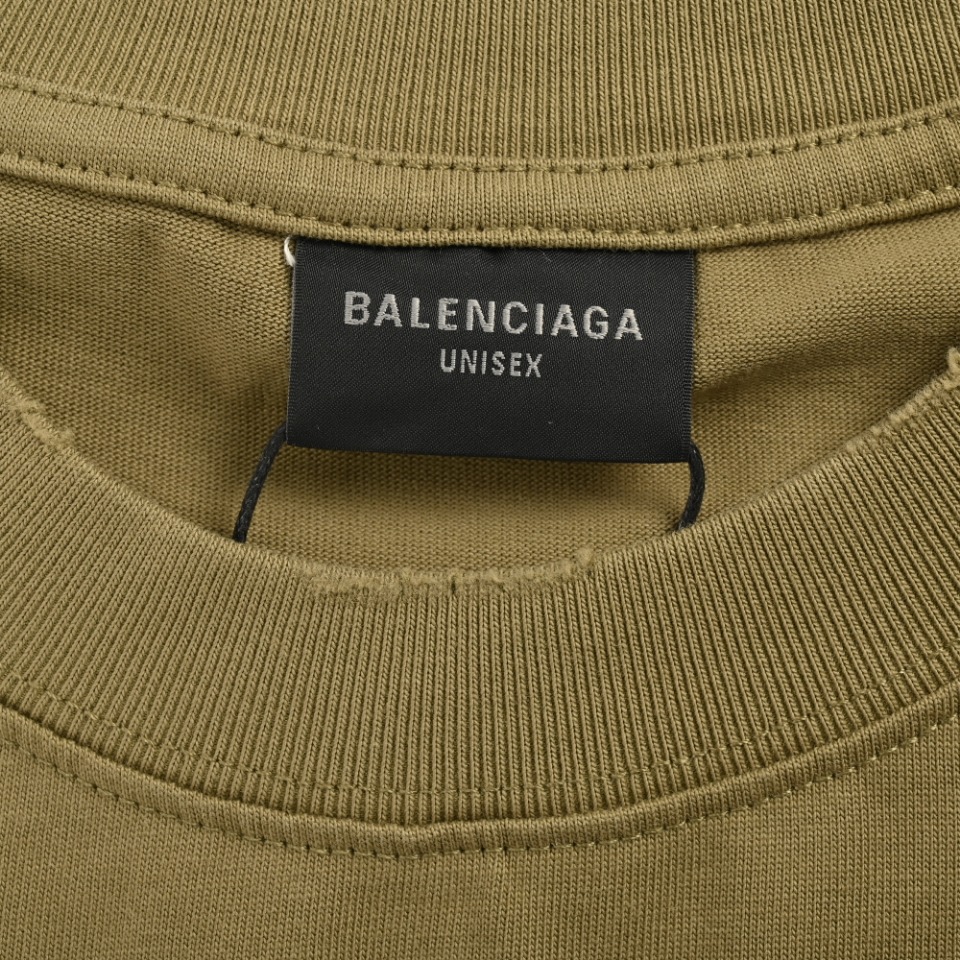本地自取💰180
Balenciaga巴黎世家 x Vogue 联名 后背灯塔水洗破洞长袖T恤
购入原版对版操作今年新发售的可乐区别往年。领口,肩处,袖口,下摆均采用破洞工艺处理
300克精梳棉面料,洗水后达320克全棉螺纹 面料洗水,
正面采用丝网菲林印花,背面采用进口白墨康利机数码直喷,灯塔图无论色彩还是打雾效果都非常繁杂,
OS宽松落肩版型,男女百搭款
颜色:浅褐色,深灰色,军绿色,粉色
size: S-XL