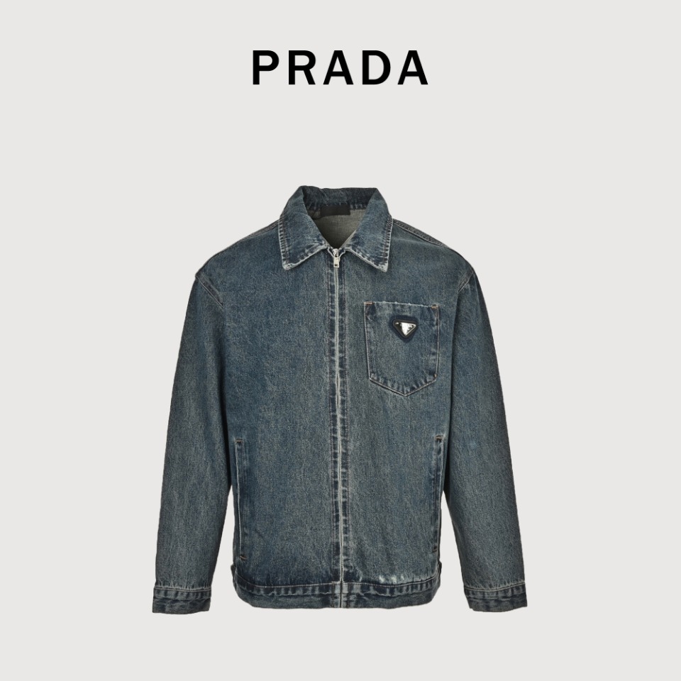 本地自取💰300
PRADA/普拉达 三角标复古水洗磨破拉链牛仔夹克外套
刘德华演唱会同款,采用丹宁牛仔布制作,经水洗然后破洞工艺,上身柔软,
全新定制logo拉链设计替代传统纽扣,非常独特新颖。
传统的牛仔夹克焕发新意,别致的尖领与凸显腰线的短裁廓形呈现现代设计风格。
线条简洁而鲜明,宽袖设计为衣身注入柔和气息。
有机牛仔面料经水洗工艺处理,平添复古风情。
•水洗牛仔面料
•衬衫领
•落肩袖,配钮扣式可调节袖口
•拉链拉合
•上部贴布口袋
•底部嵌线袋
size:S-XL